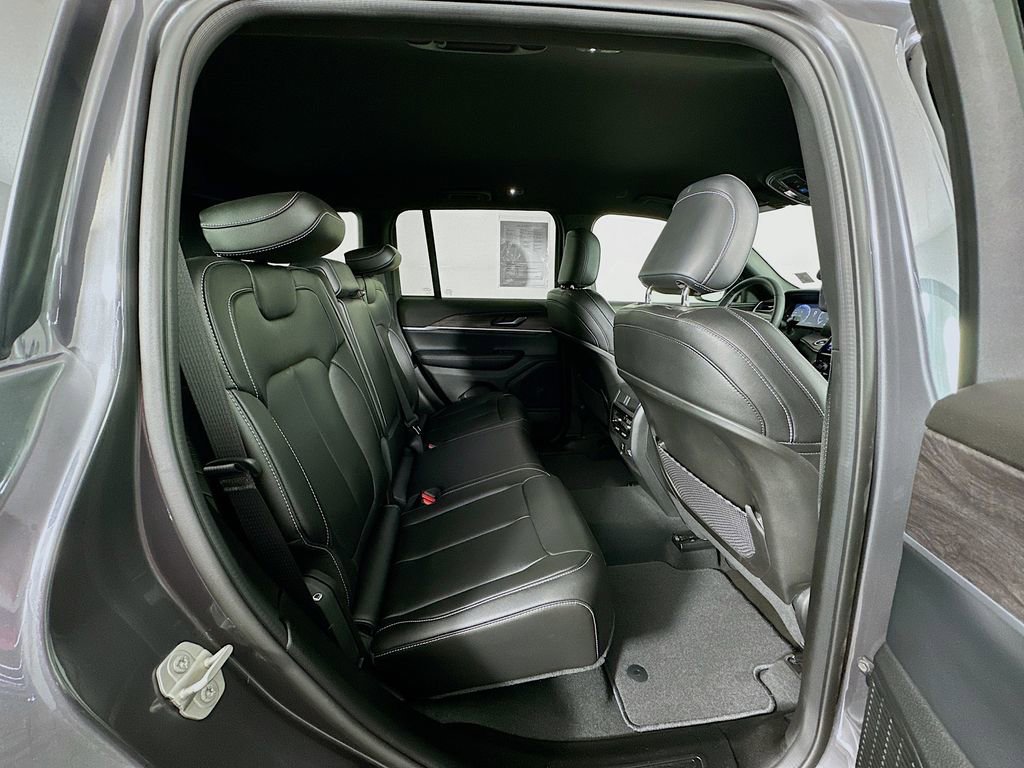 Used 2024 Jeep Grand Cherokee Limited w/ Black Appearance Package image 28