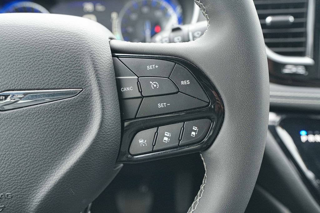 Used 2025 Chrysler Pacifica Limited FWD image 34