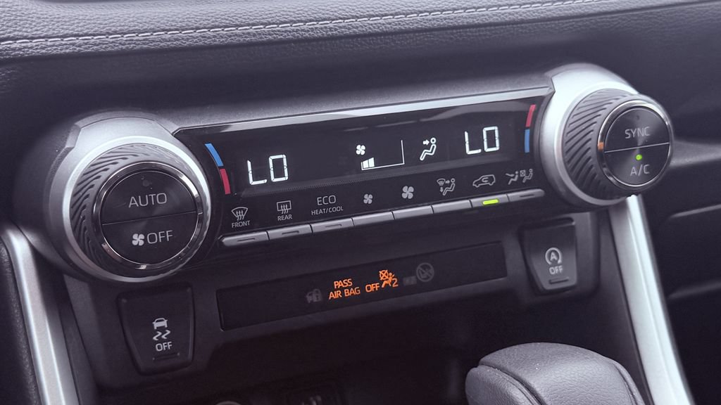 Used 2025 Toyota RAV4 XLE FWD image 17