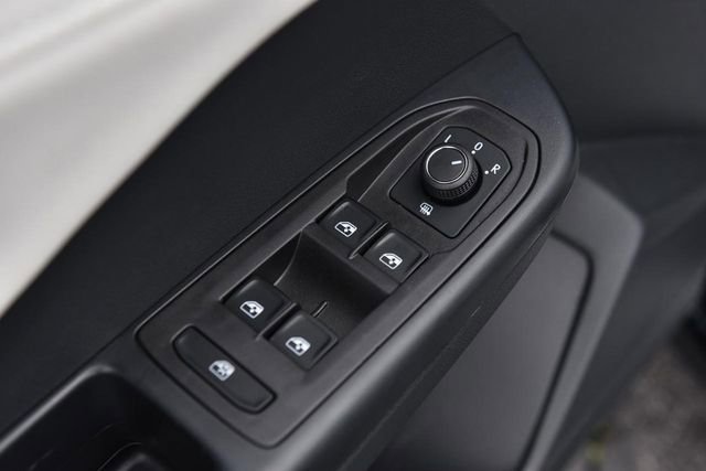 Used 2025 Volkswagen Taos SE FWD image 8