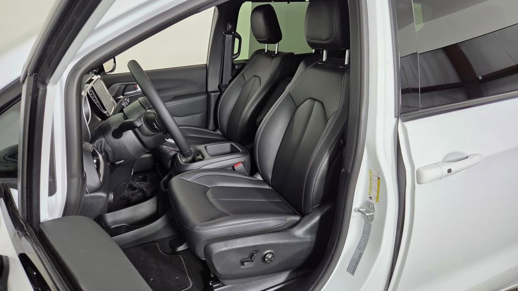 Used 2026 Chrysler Pacifica Select image 16