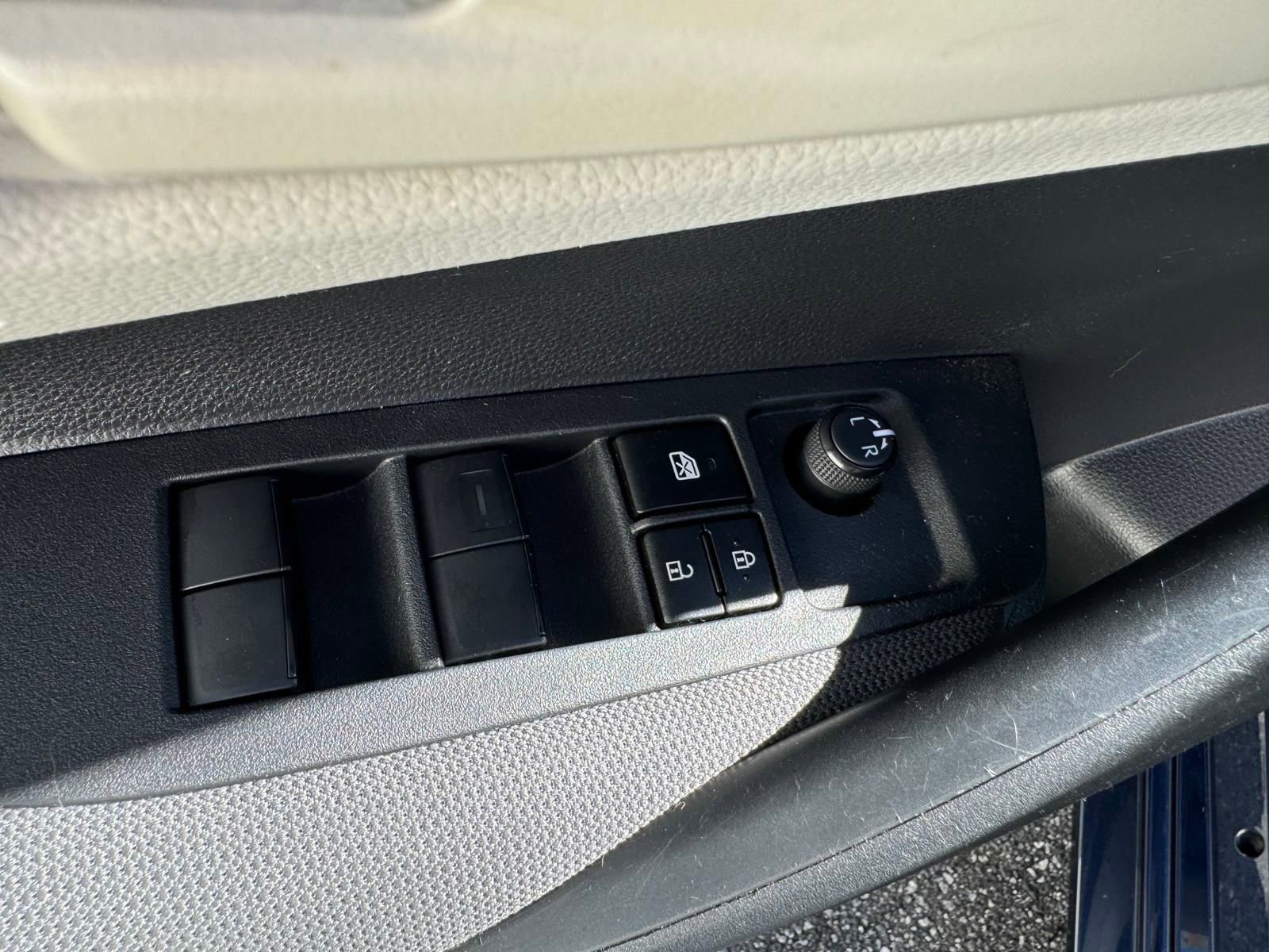 Used 2022 Toyota Corolla LE image 5