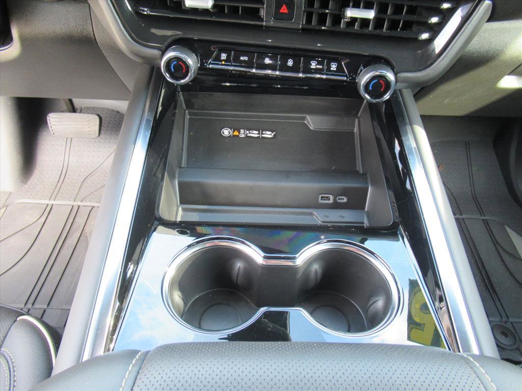 Used 2025 Chevrolet Suburban Premier image 21