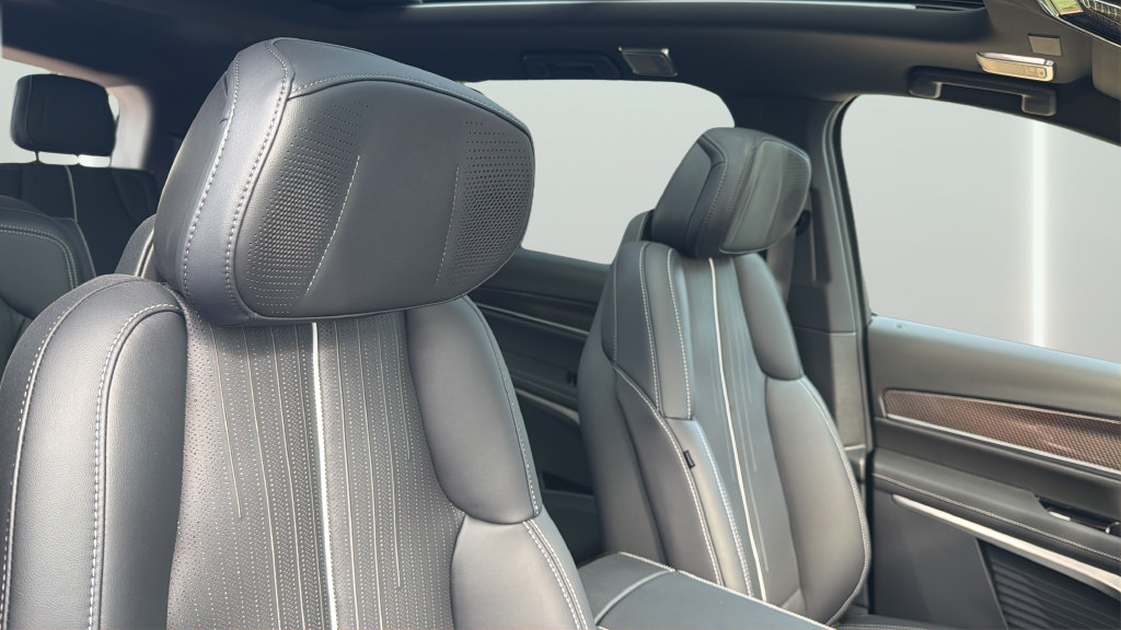 New 2027 Cadillac Vistiq Luxury w/ LPO, Floor Liner Package AWD/4WD image 26