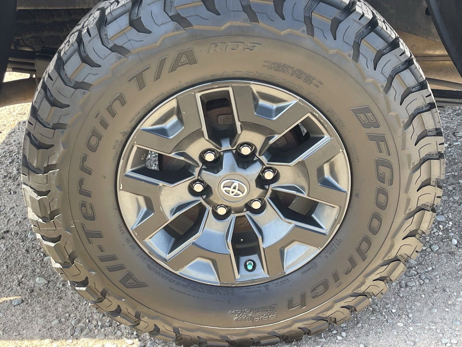 Used 2017 Toyota Tacoma TRD Off-Road w/ Premium & Technology Package AWD/4WD image 10
