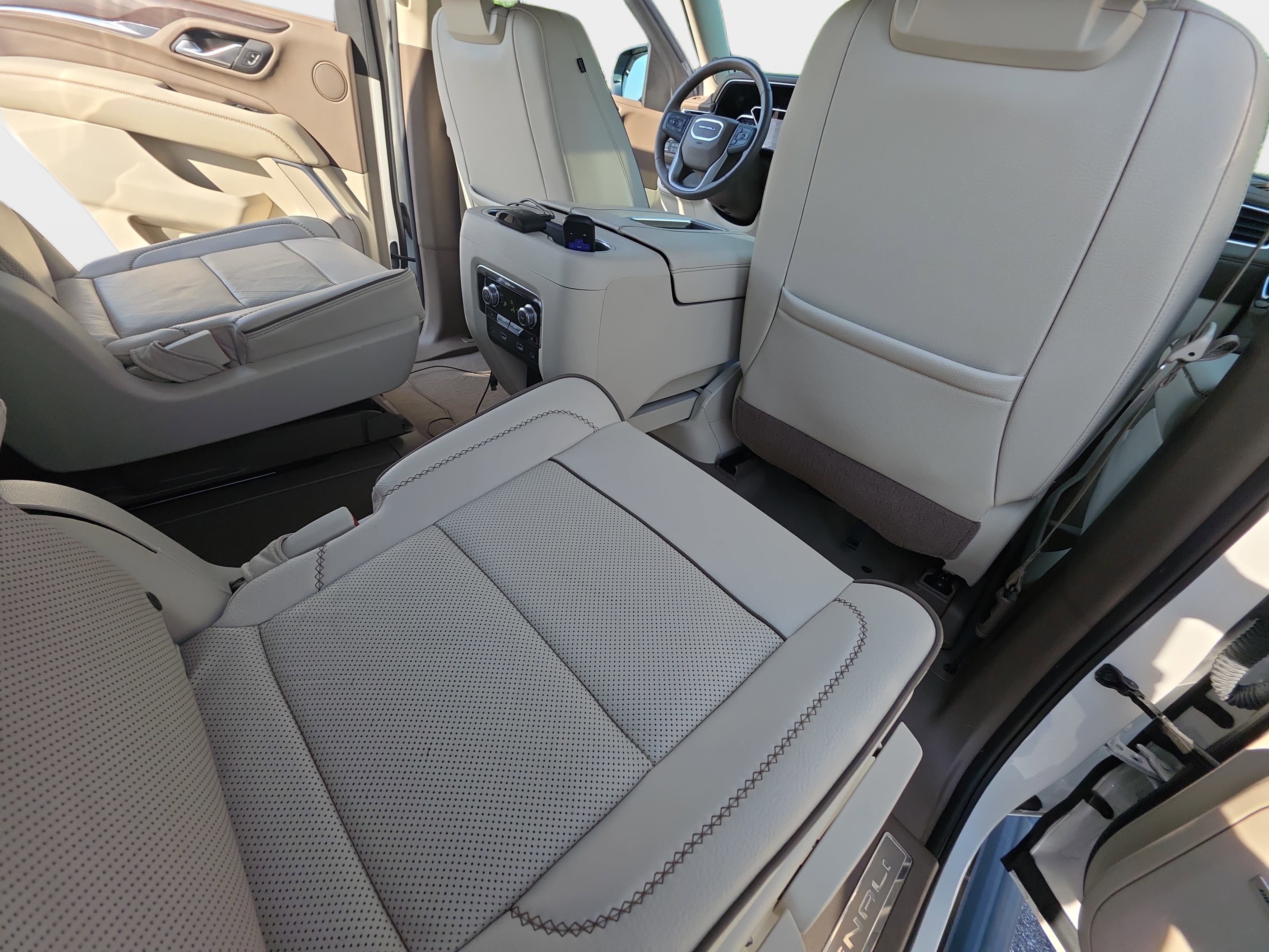 Used 2021 GMC Yukon Denali w/ Denali Premium Package AWD/4WD image 11