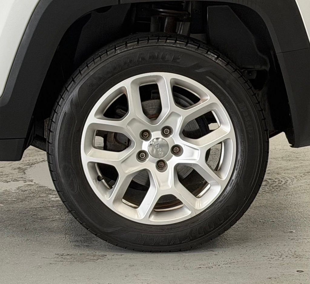 Used 2015 Jeep Renegade Latitude w/ Popular Equipment Group AWD/4WD image 8