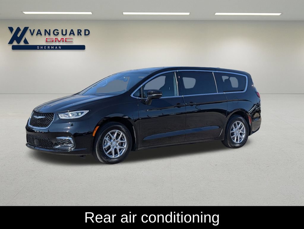 Used 2026 Chrysler Pacifica Select FWD image 3