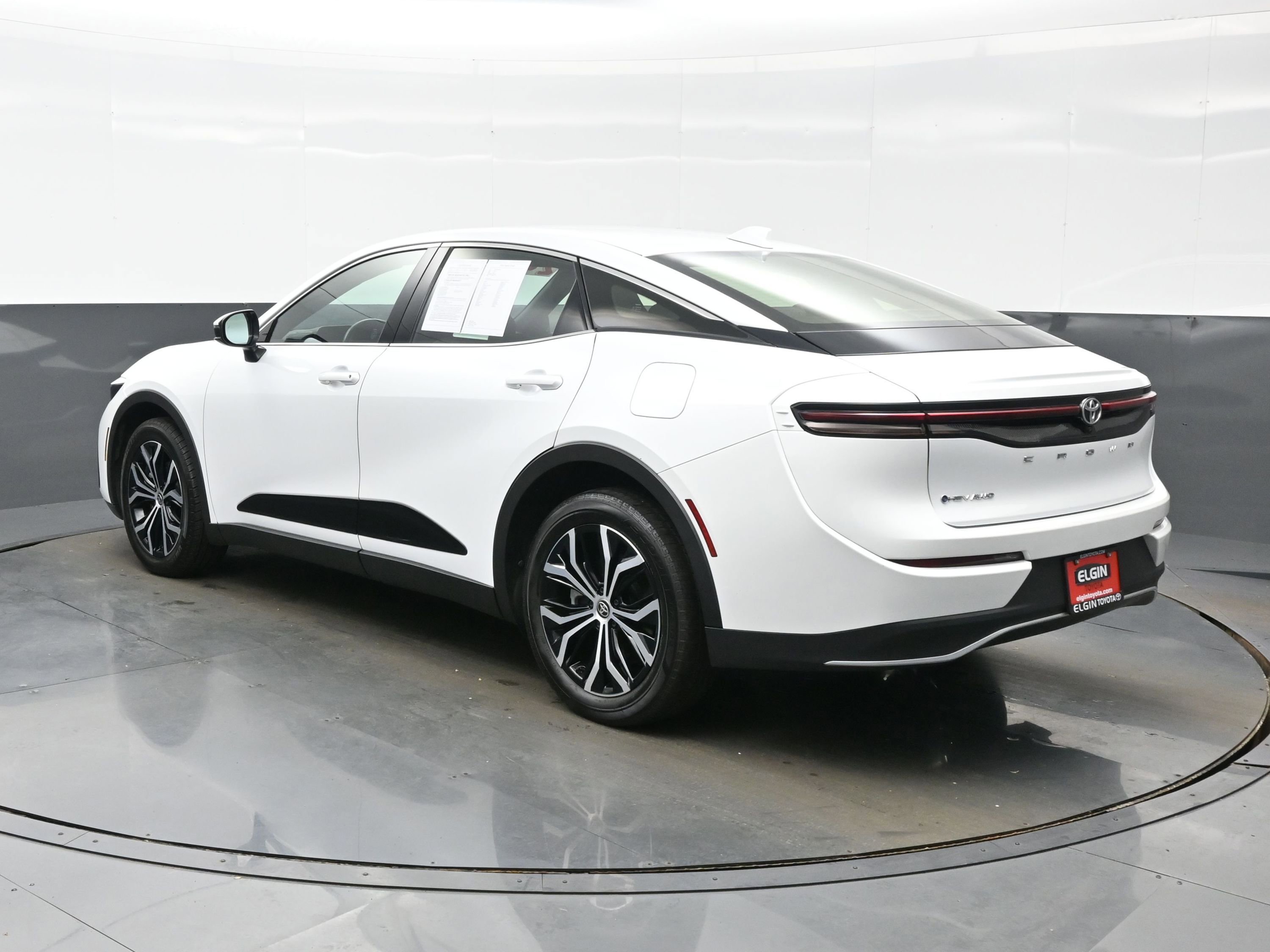 Used 2024 Toyota Crown XLE AWD/4WD image 4