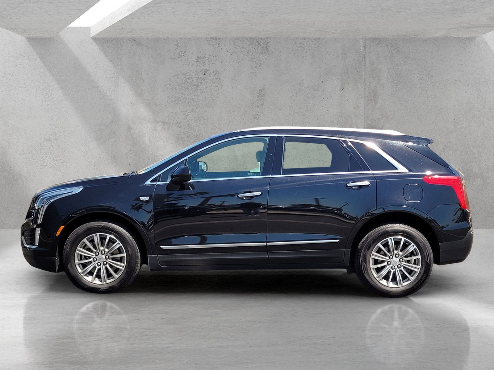 Used 2017 Cadillac XT5 Luxury w/ Driver Awareness Package FWD image 7
