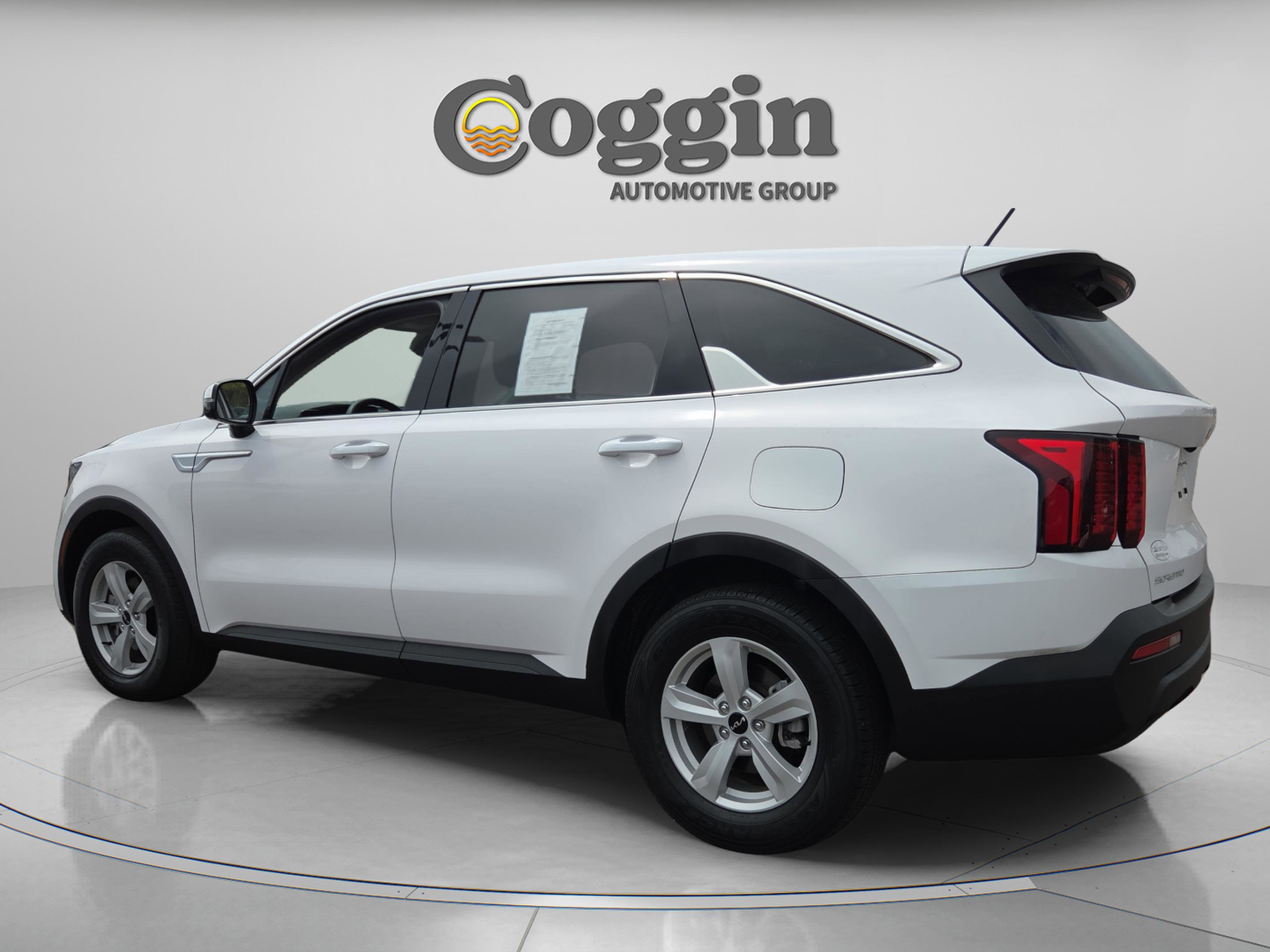 Used 2023 Kia Sorento LX image 3