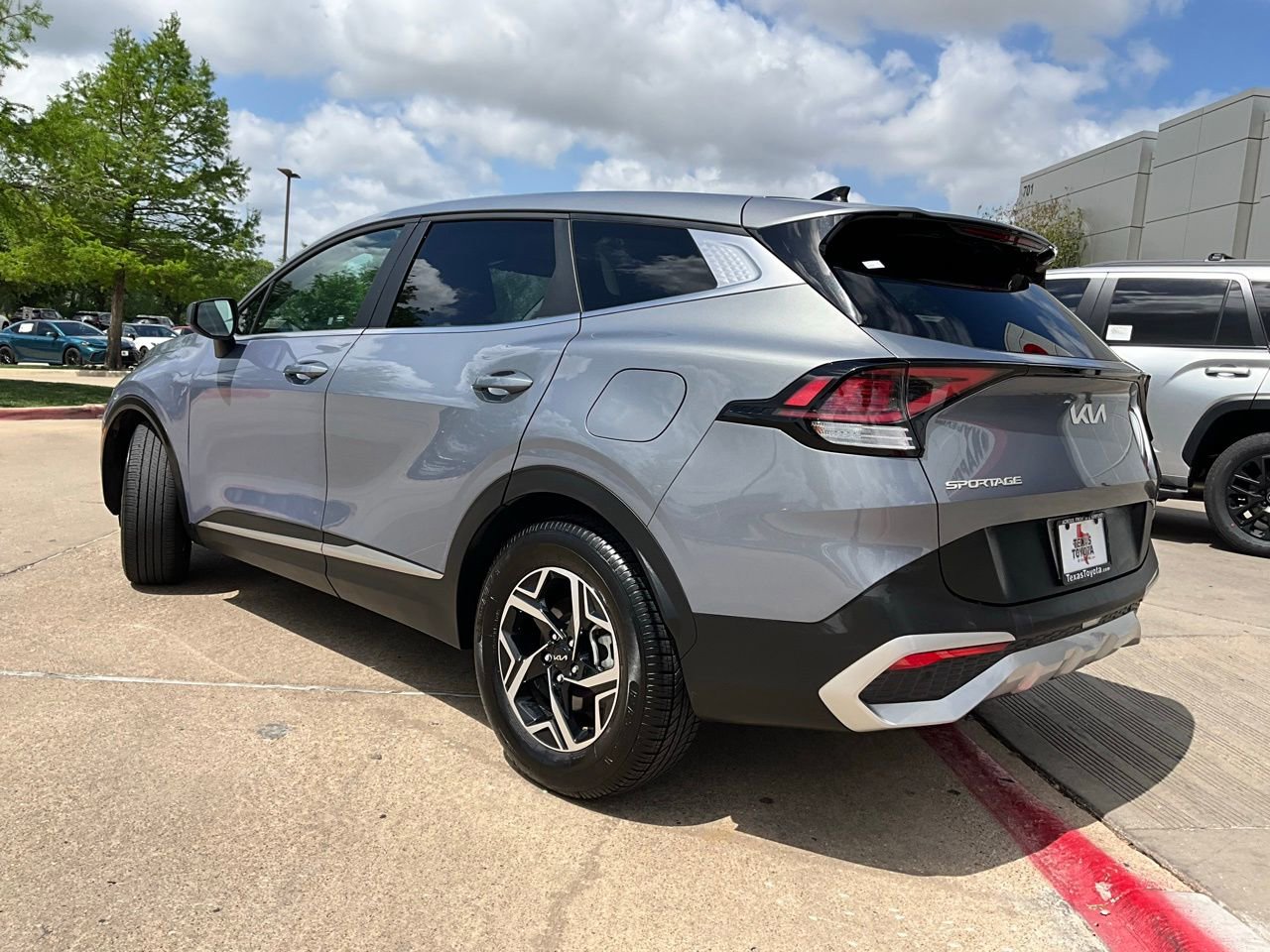 Used 2025 Kia Sportage LX image 8