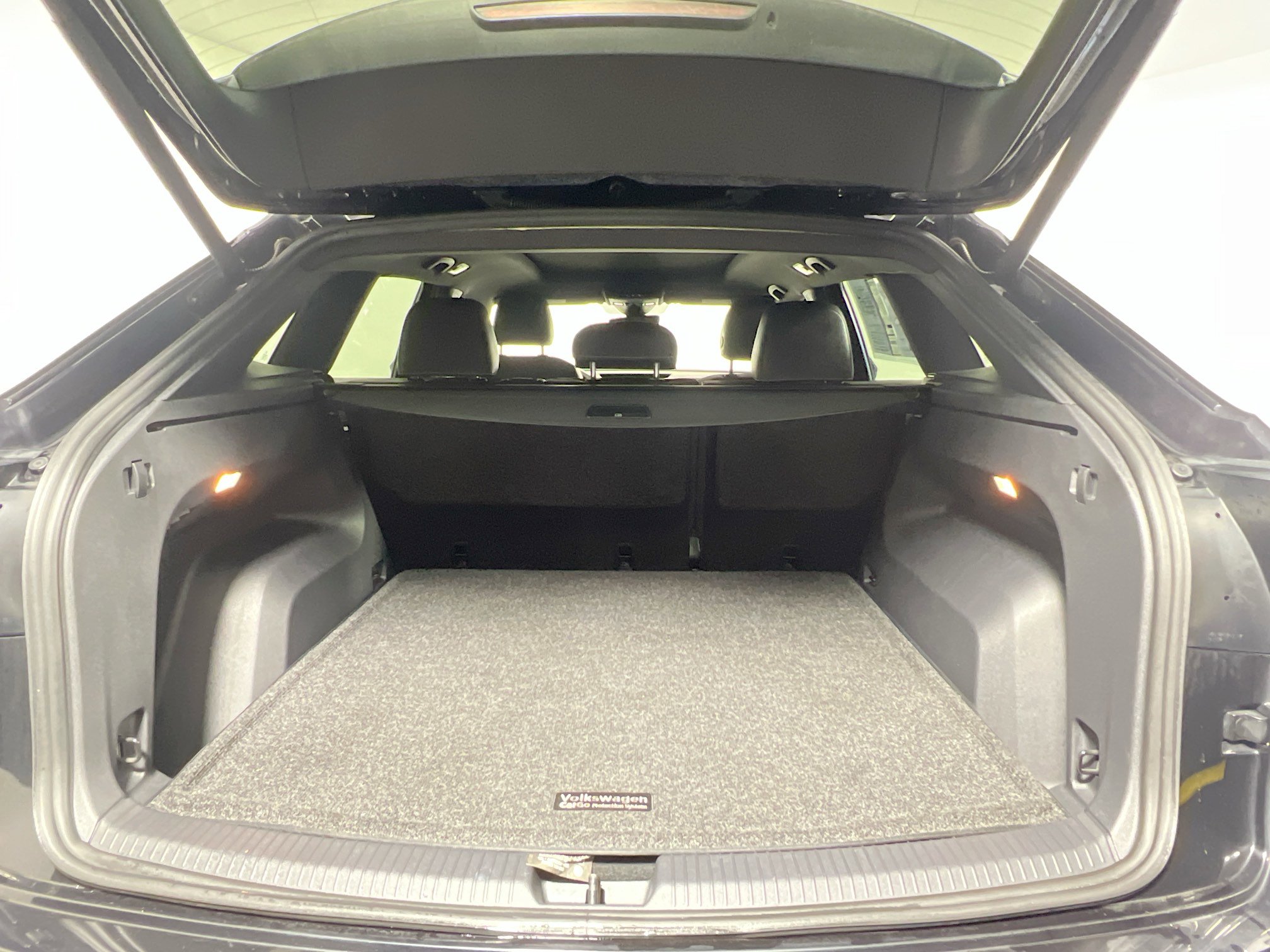 Used 2020 Volkswagen Atlas Cross Sport SEL image 34