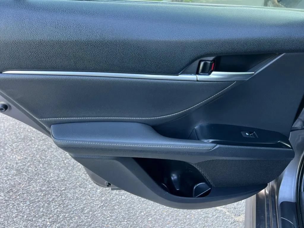 Used 2018 Toyota Camry XSE FWD image 23