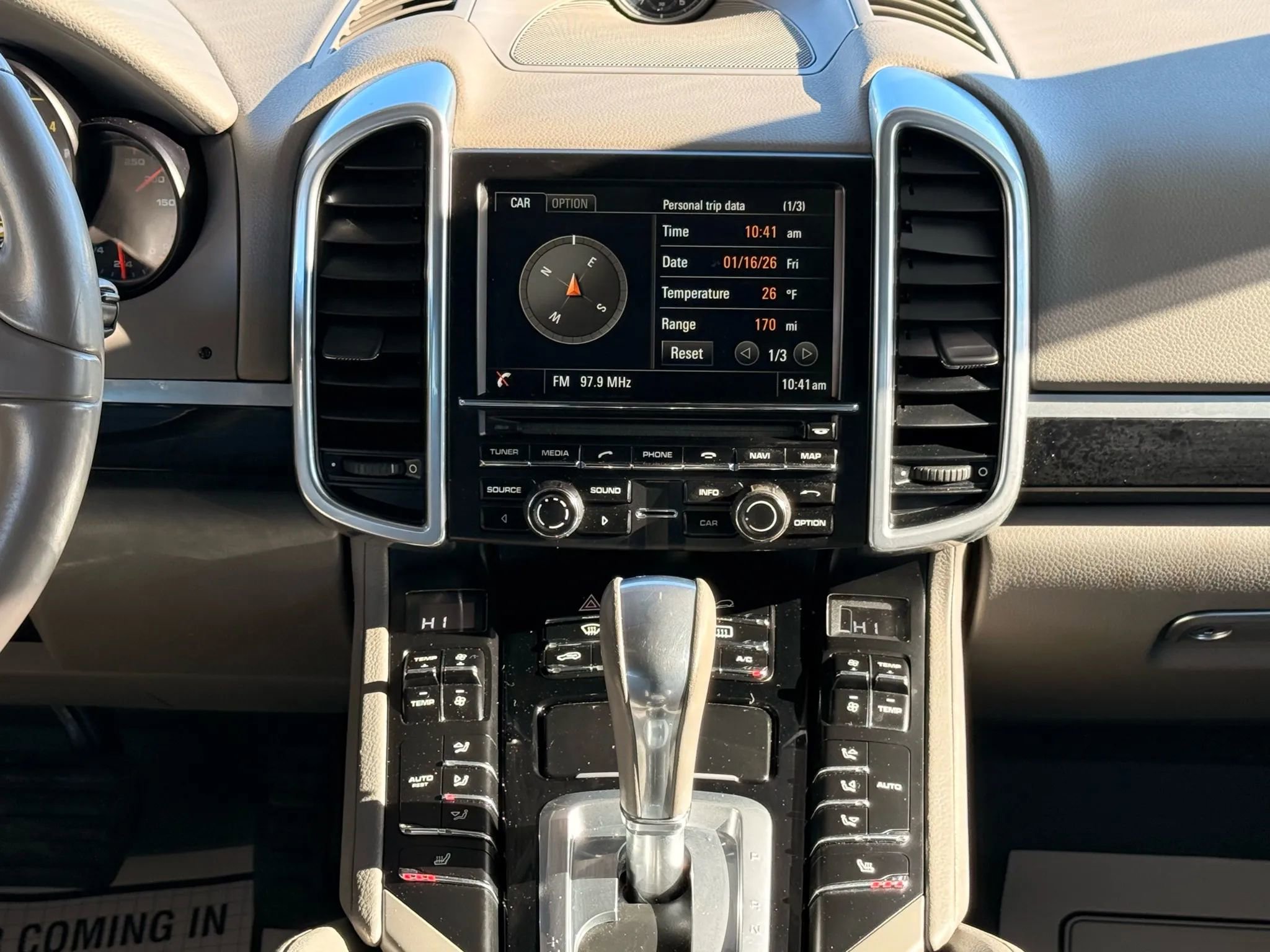 Used 2014 Porsche Cayenne Platinum Edition image 28