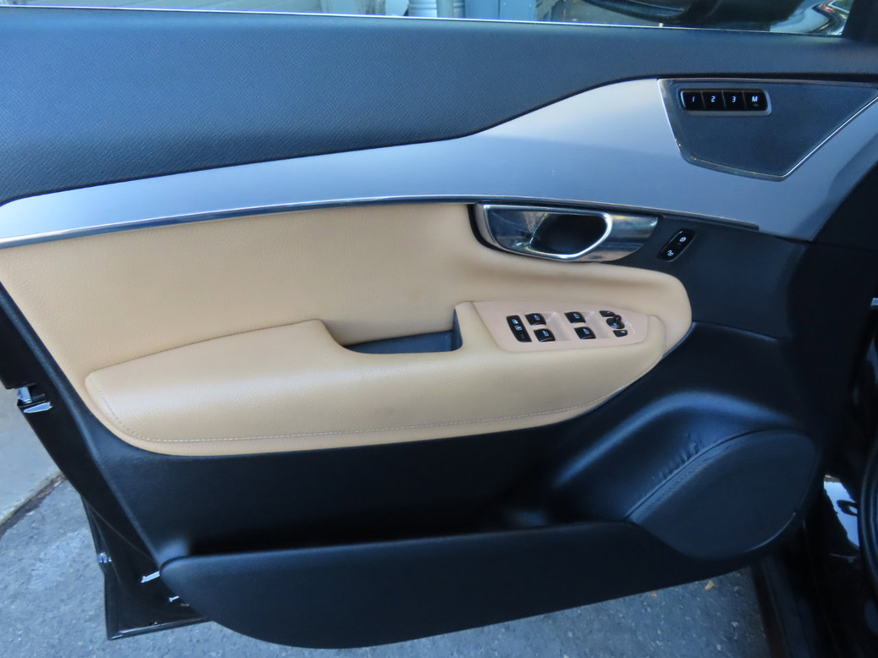 Used 2017 Volvo XC90 T6 Momentum w/ Vision Package image 9
