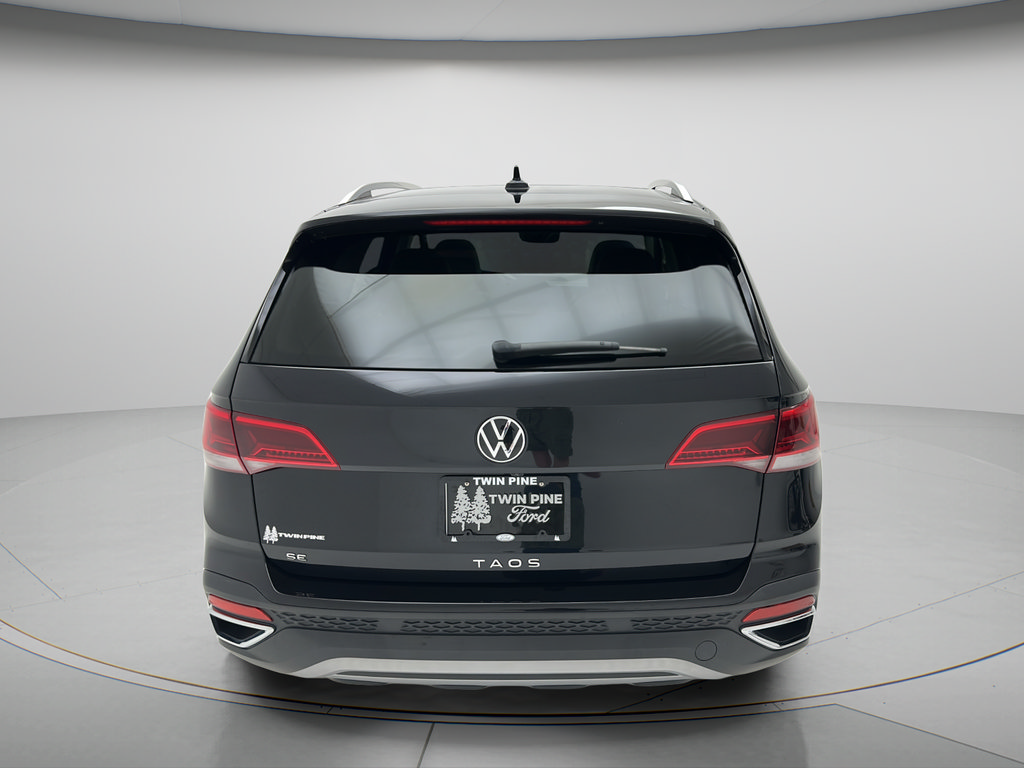 Used 2023 Volkswagen Taos SE w/ Panoramic Sunroof Package FWD image 5