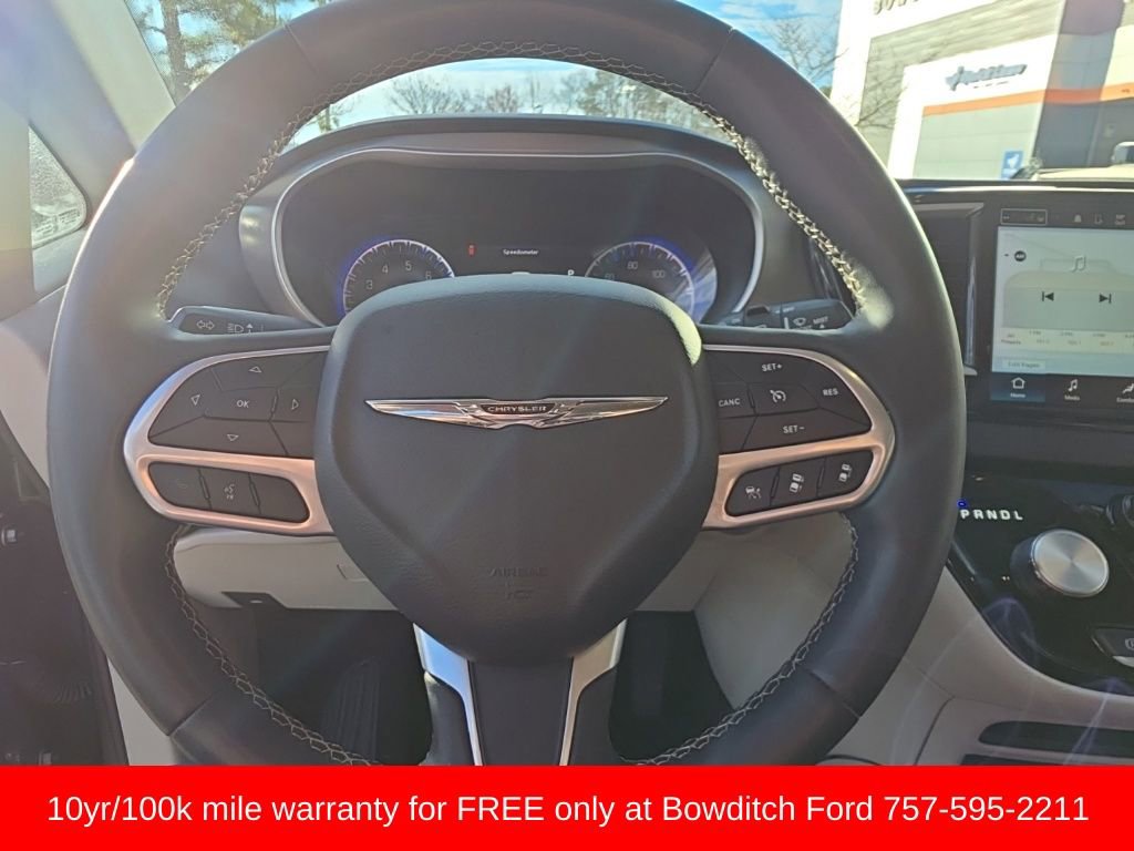 Used 2023 Chrysler Pacifica Touring-L image 18