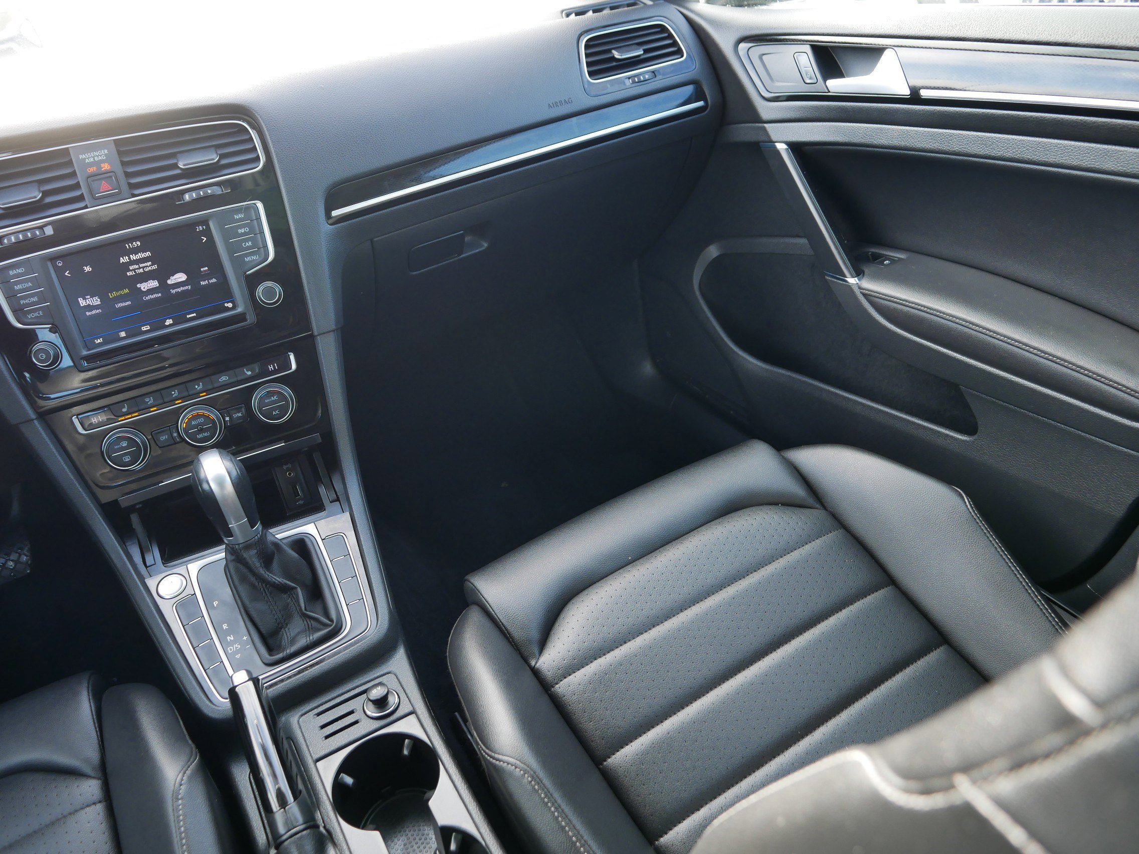 Used 2017 Volkswagen Golf SEL image 11