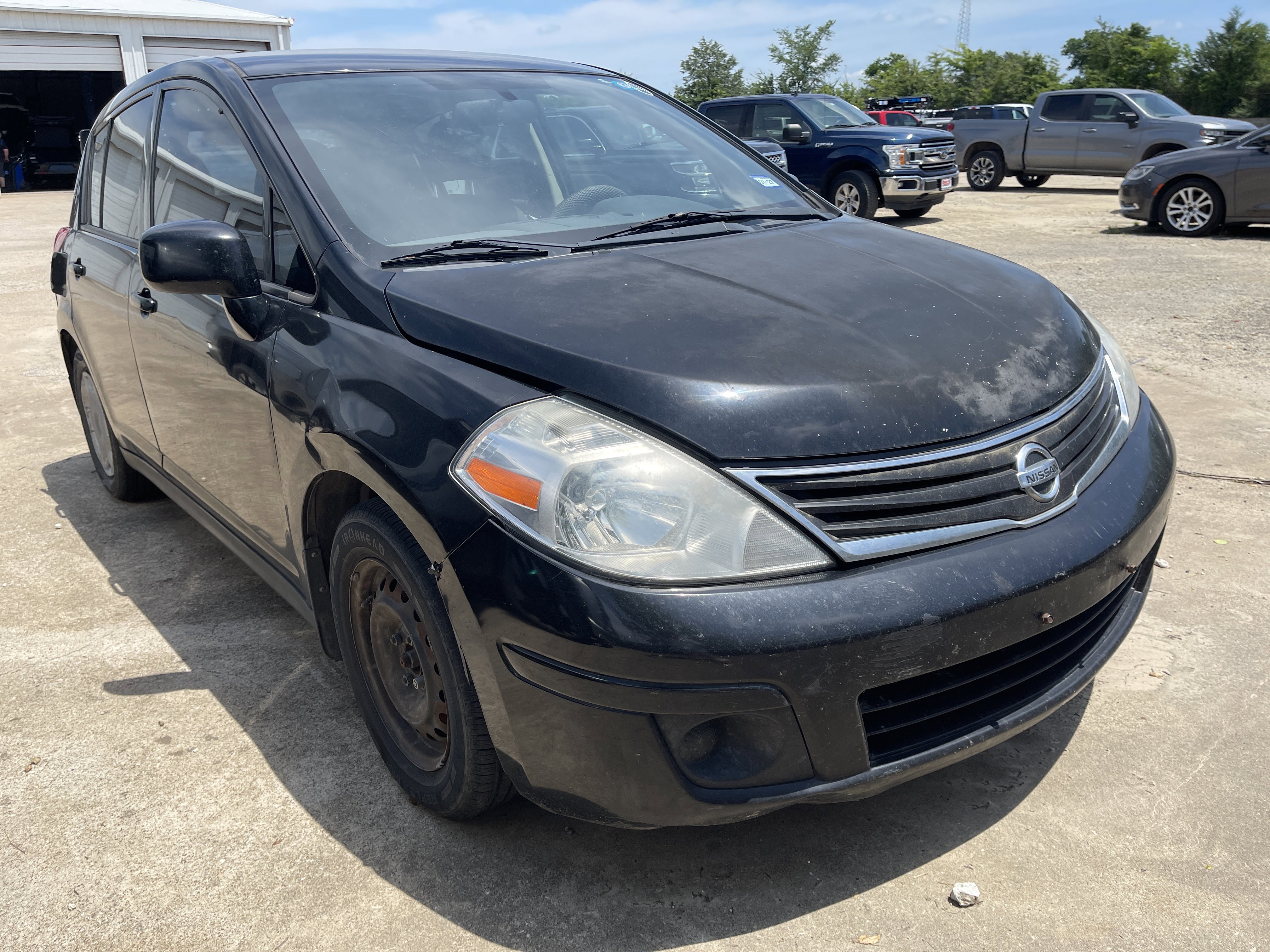 Used 2011 Nissan Versa 1.8 S w/ Plus Pkg FWD image 2
