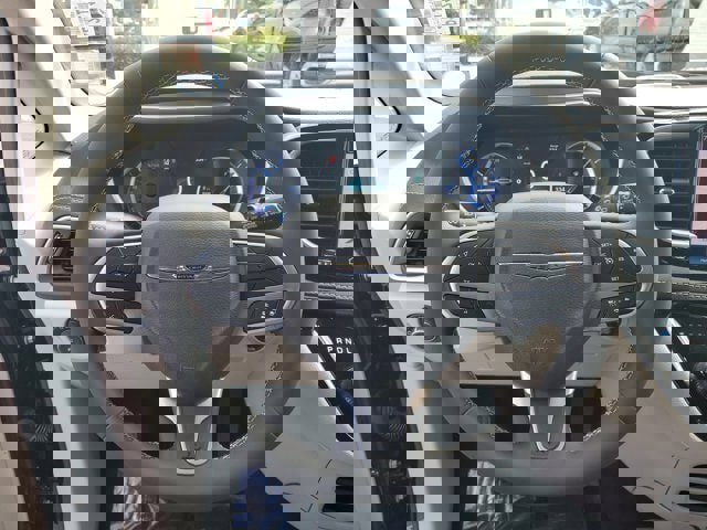 Used 2024 Chrysler Pacifica Select image 16