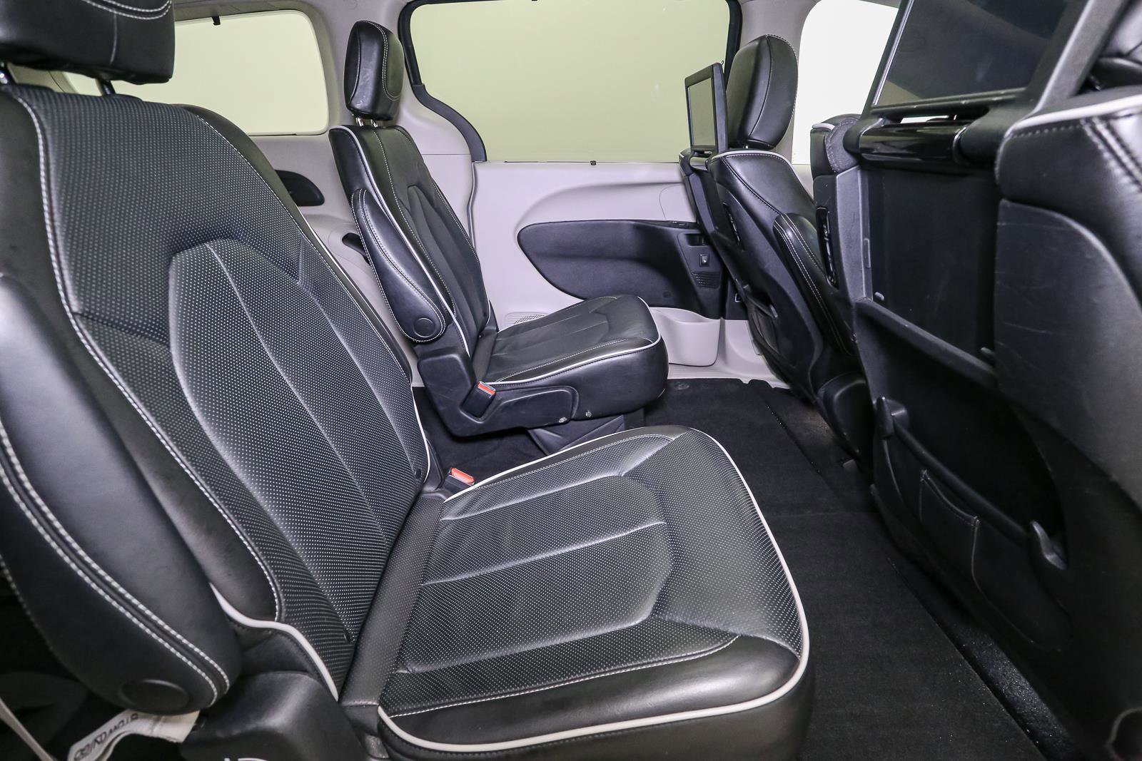Used 2022 Chrysler Pacifica Limited w/ Uconnect Theater Family Group AWD/4WD image 25