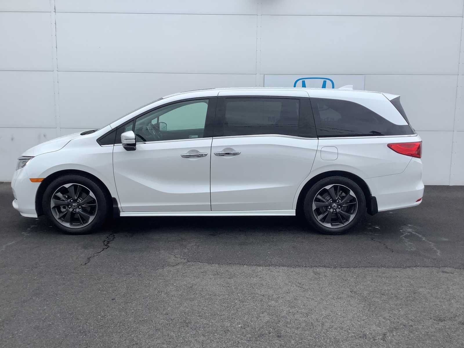 Certified 2023 Honda Odyssey Elite image 2