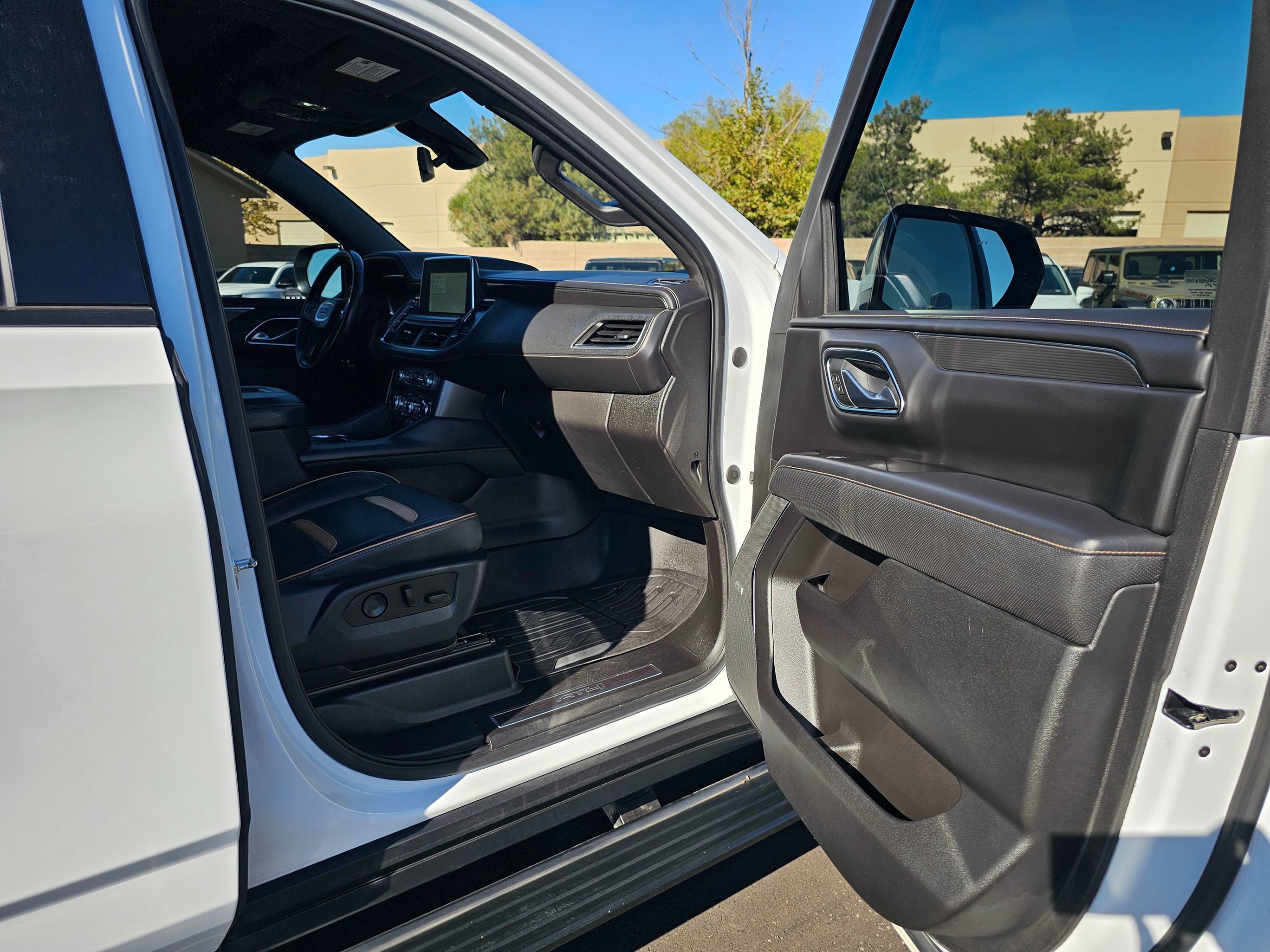 Used 2022 GMC Yukon XL AT4 w/ Technology Package AWD/4WD image 46