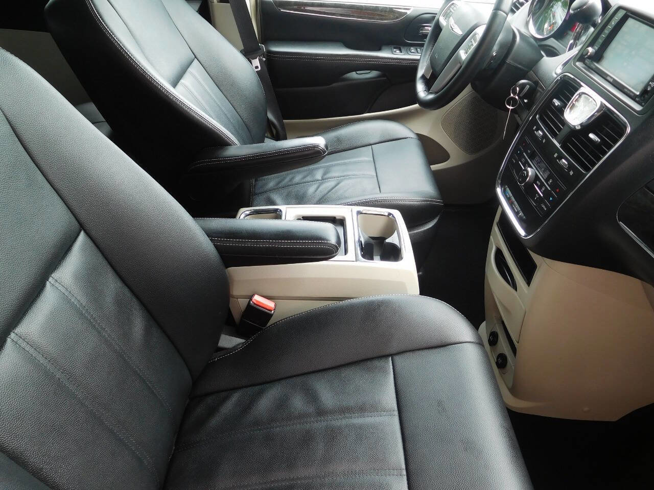 Used 2016 Chrysler Town & Country Touring image 17