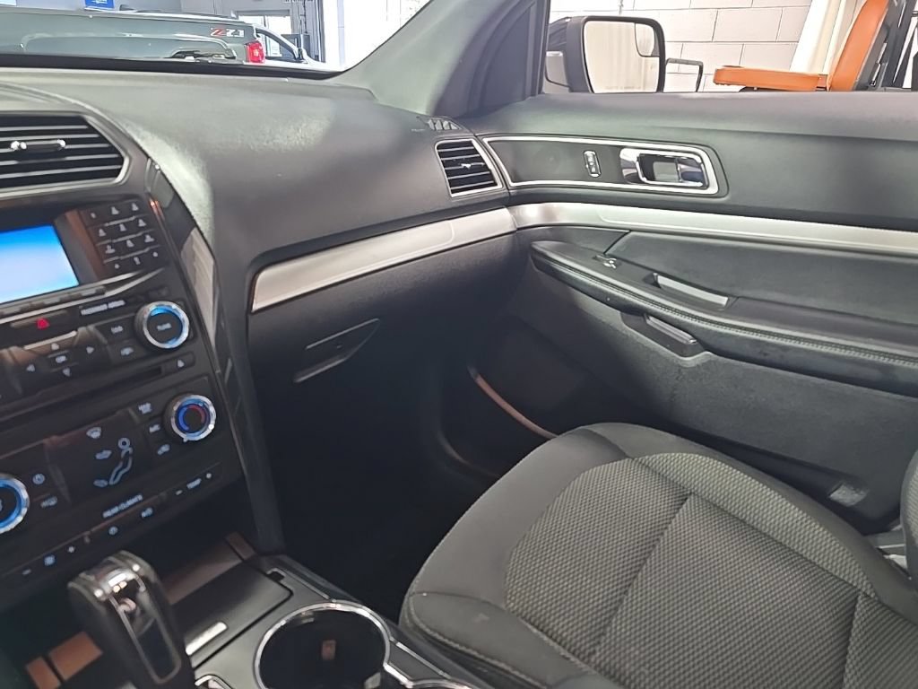 Used 2017 Ford Explorer XLT FWD image 26