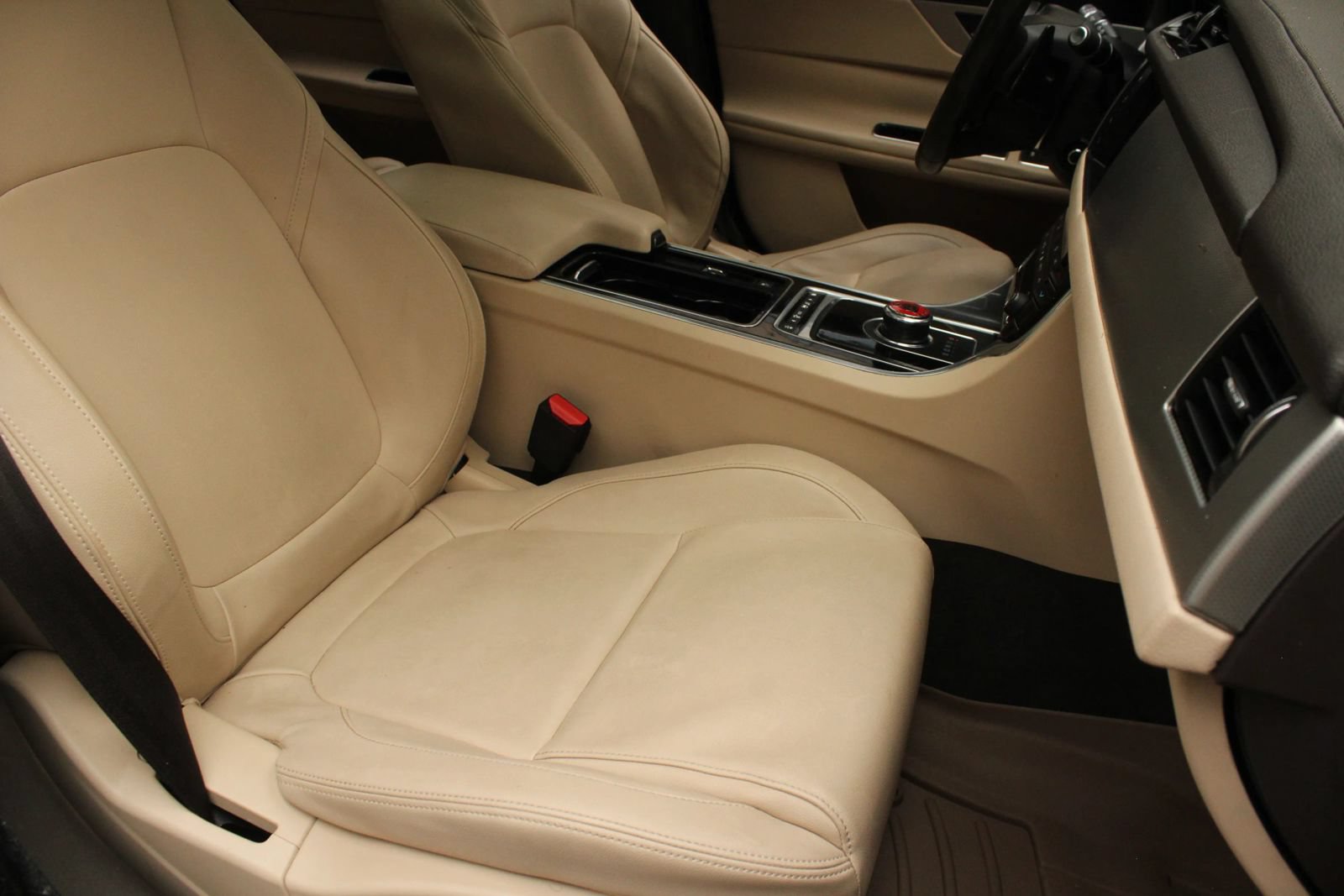 Used 2017 Jaguar XF Premium RWD image 28