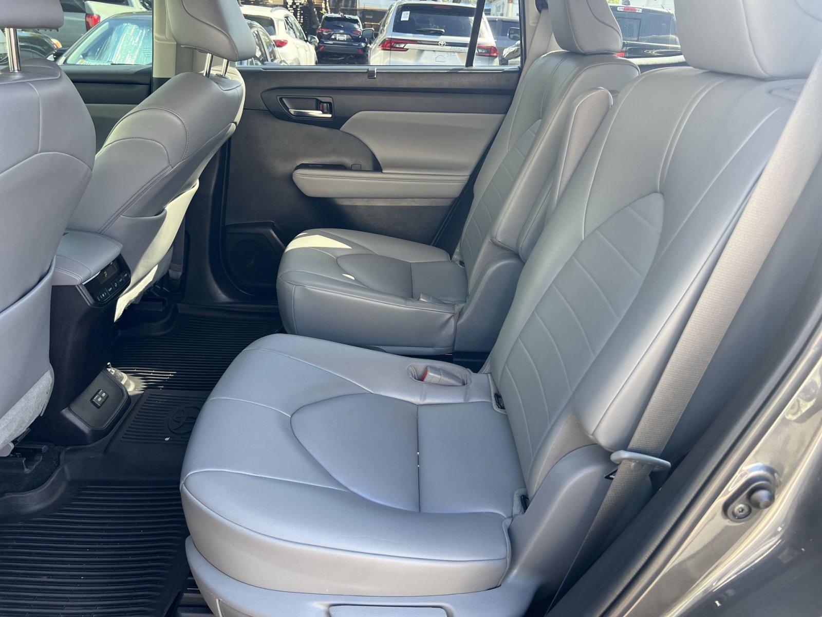 Used 2022 Toyota Highlander XLE AWD/4WD image 25