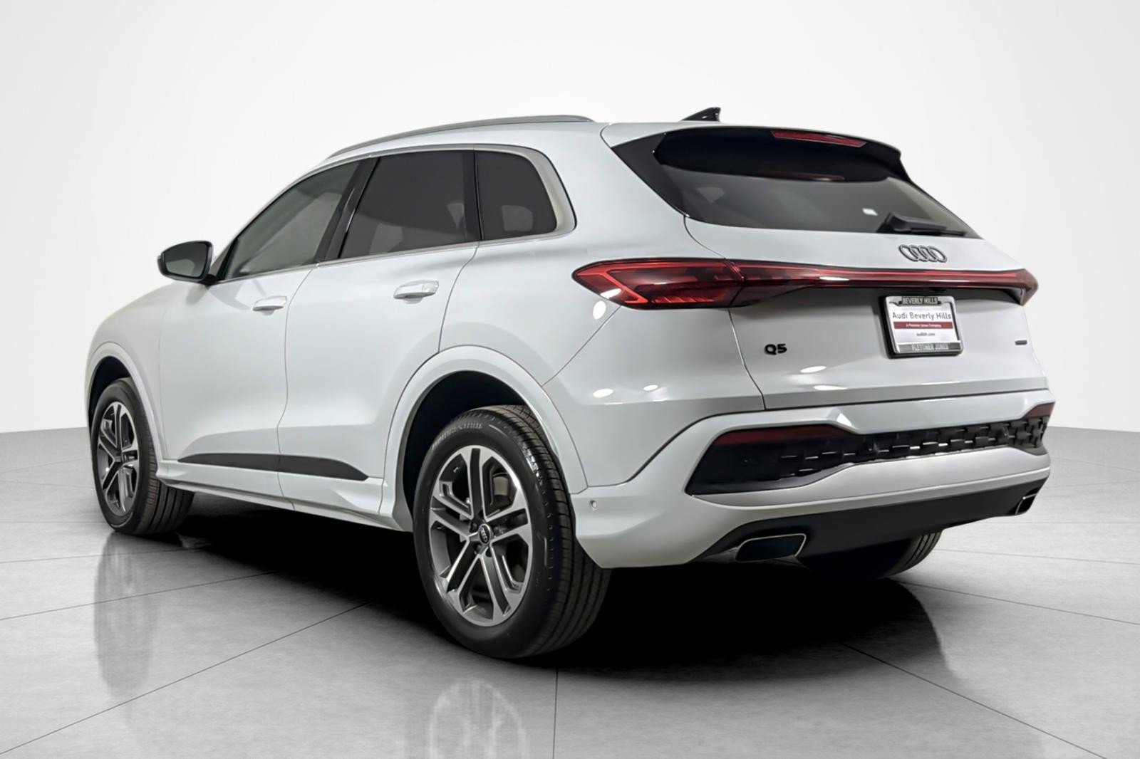 Used 2025 Audi Q5 Premium Plus w/ Premium Plus AWD/4WD image 3
