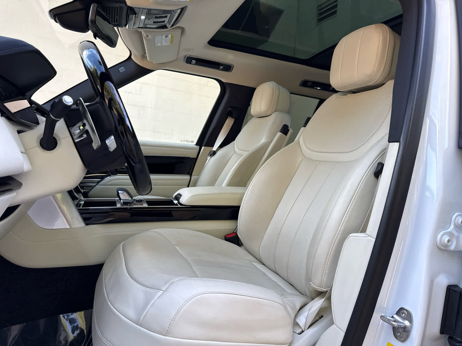 Certified 2023 Land Rover Range Rover SE image 12