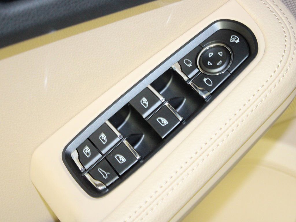 Certified 2025 Porsche Macan image 15