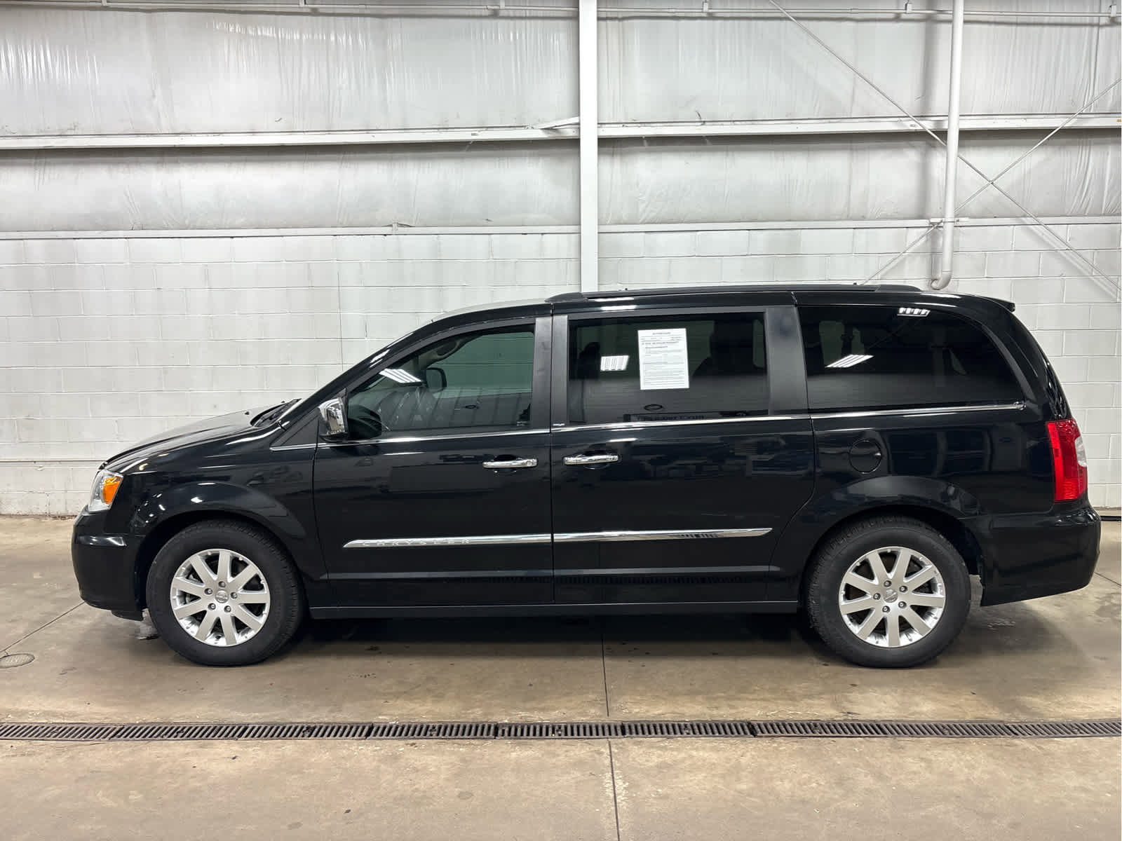 Used 2012 Chrysler Town & Country Touring-L w/ Entertainment Group #2 image 4