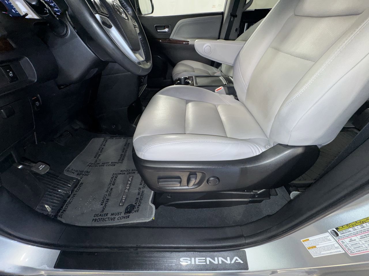 Used 2020 Toyota Sienna Limited image 19