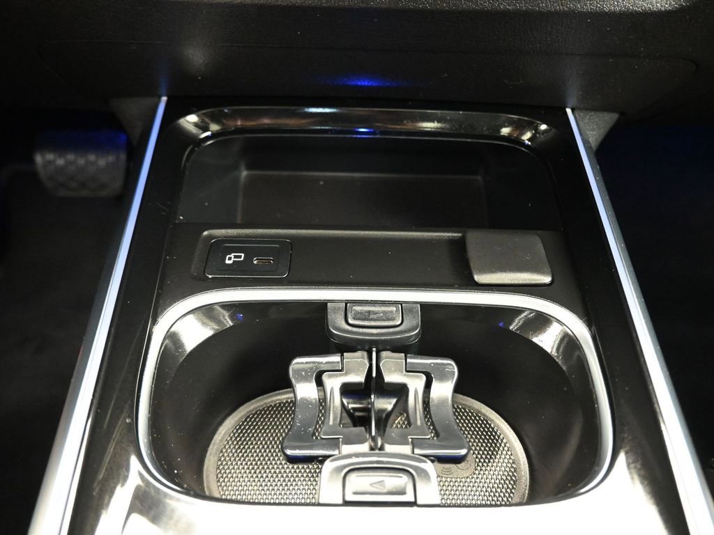 Used 2021 Mercedes-Benz GLB 250 4MATIC w/ Premium Package image 28