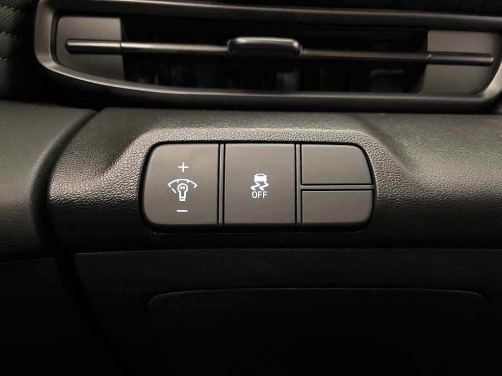 Certified 2025 Hyundai Elantra Sport image 30