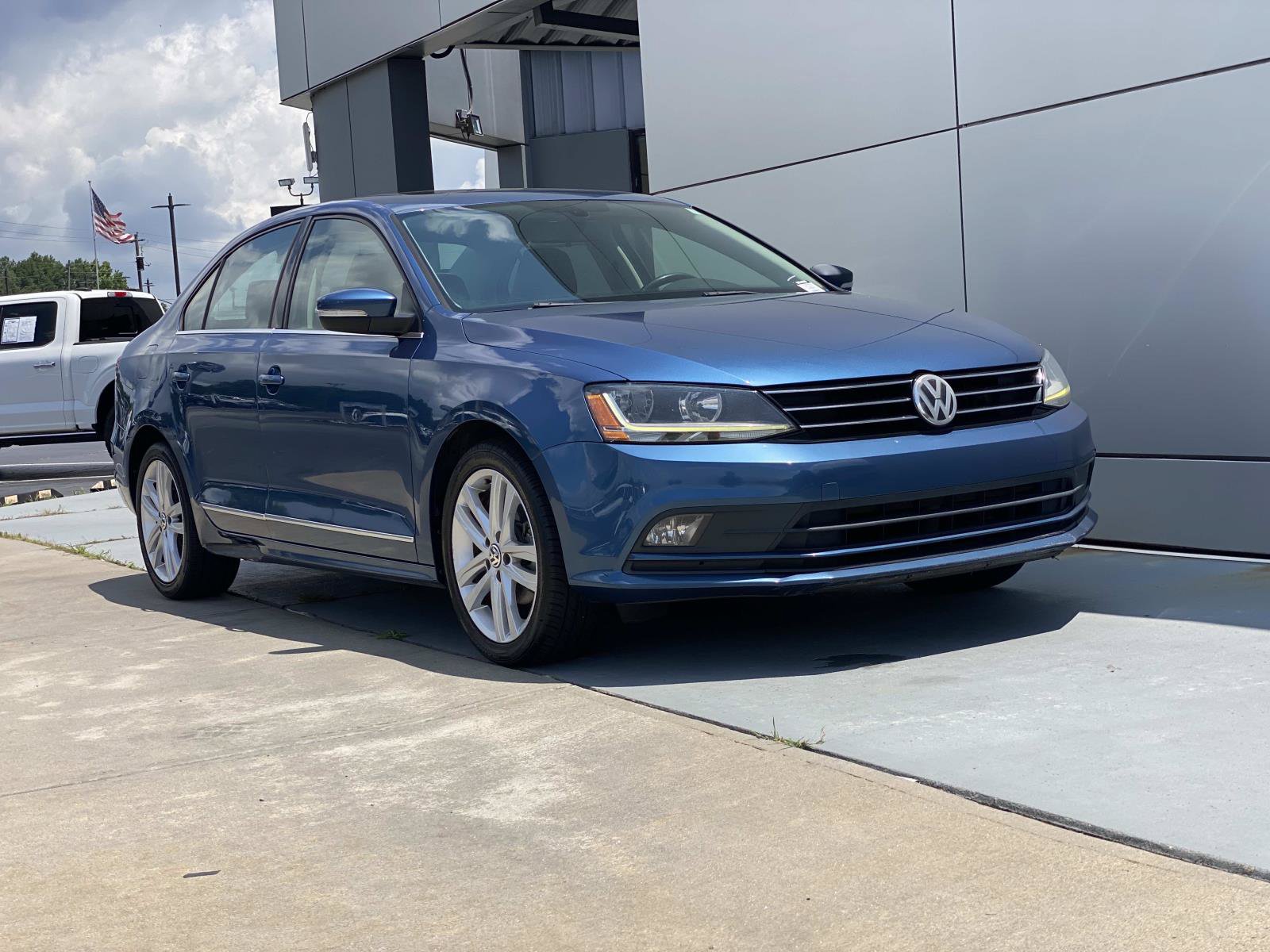 Used 2017 Volkswagen Jetta SEL FWD image 2