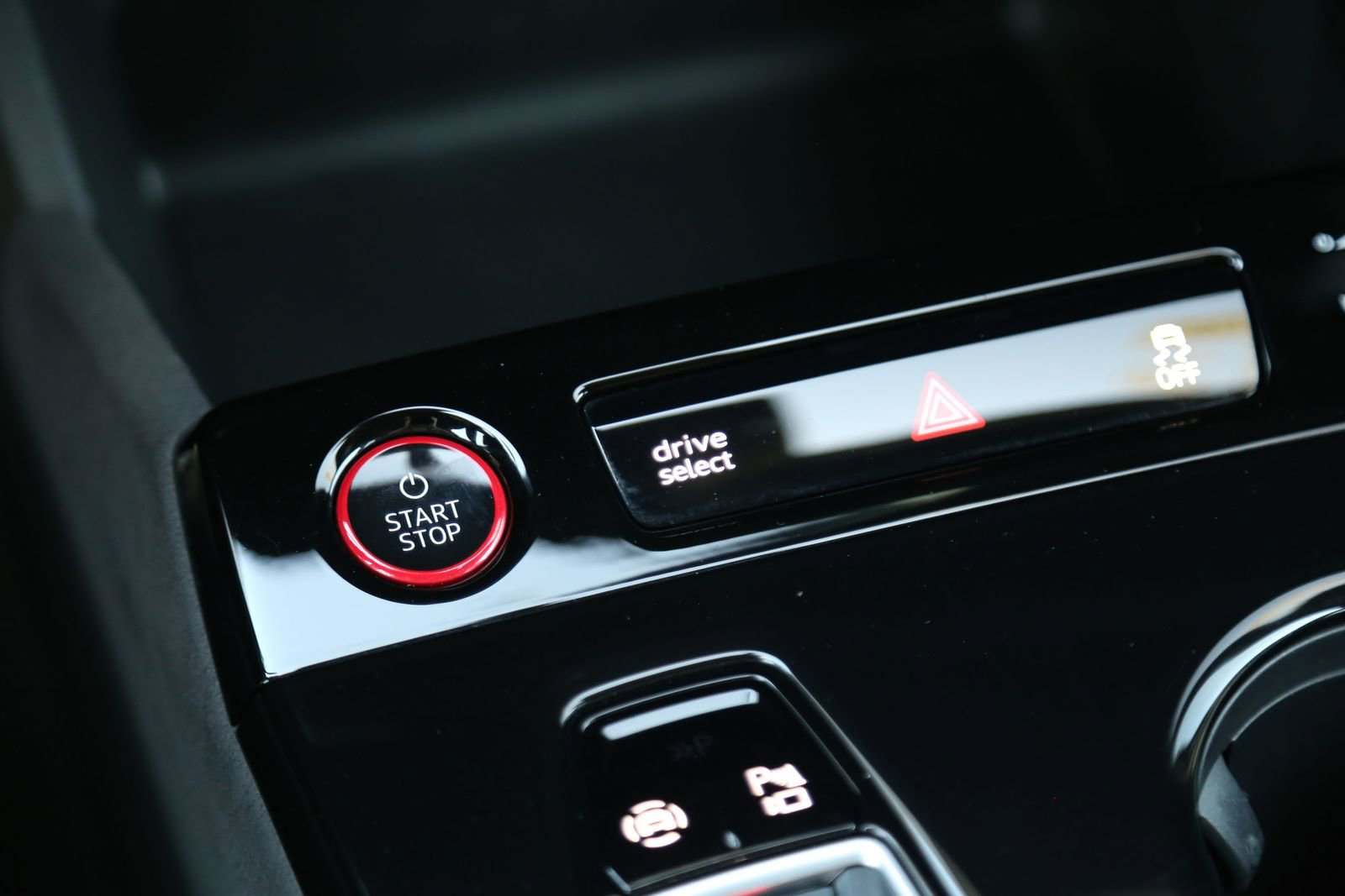 Certified 2025 Audi SQ6 e-tron Prestige AWD/4WD image 27