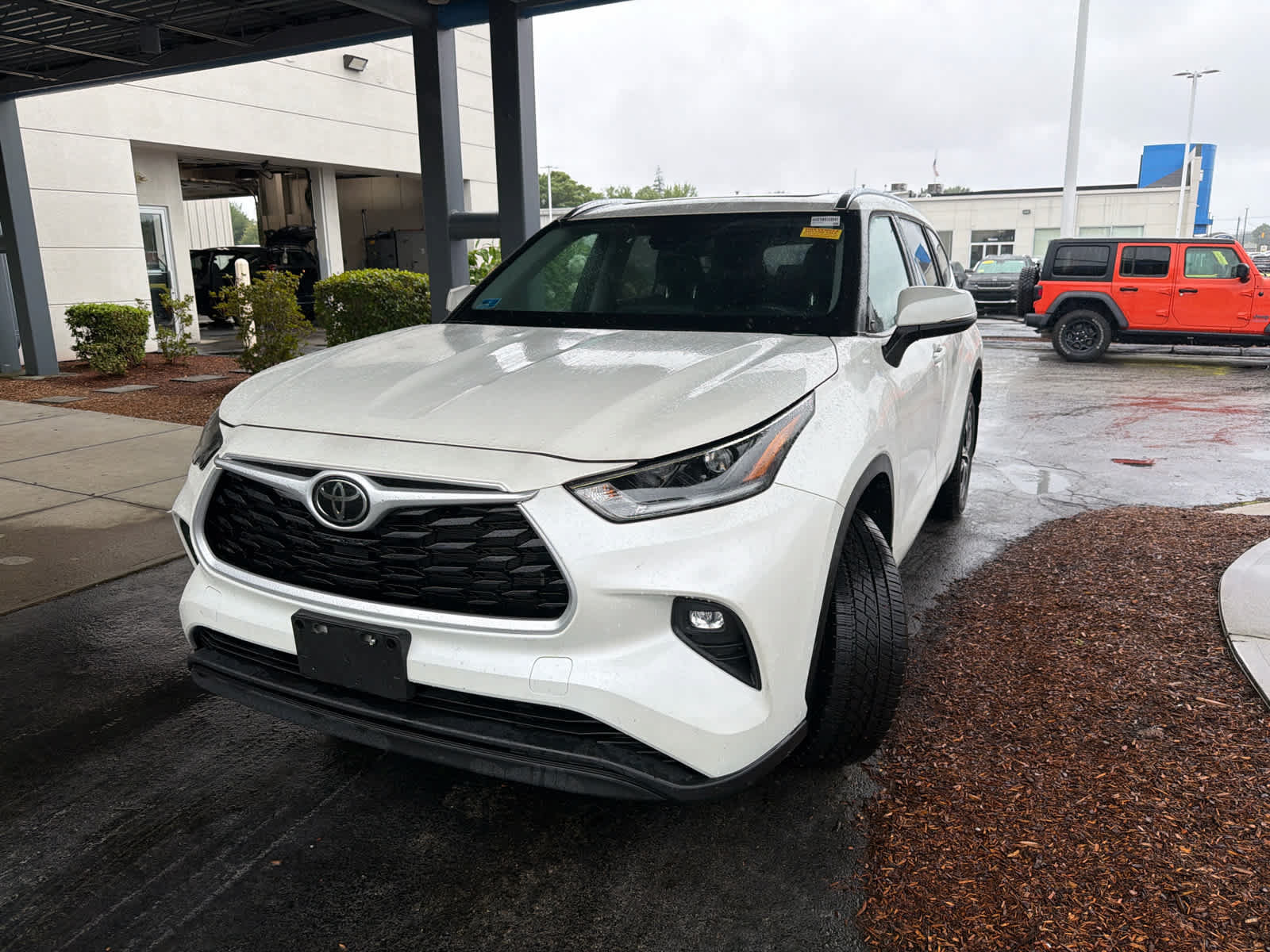 Used 2021 Toyota Highlander XLE AWD/4WD image 8