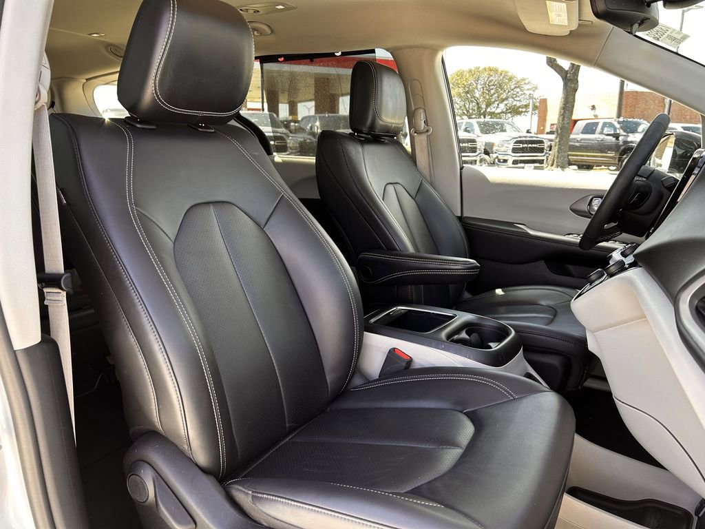 Used 2024 Chrysler Pacifica Touring-L image 29