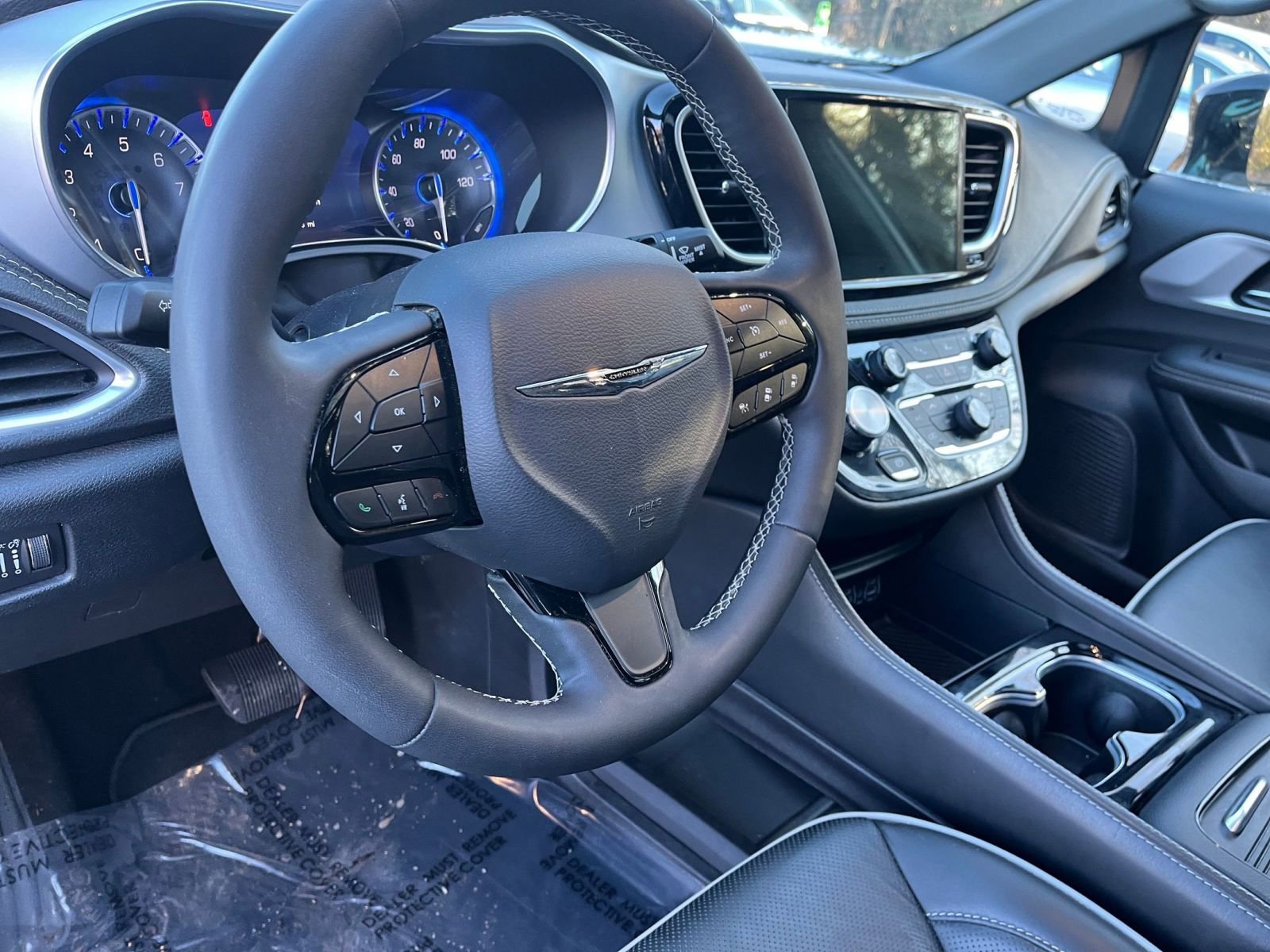 Used 2025 Chrysler Pacifica Limited image 29