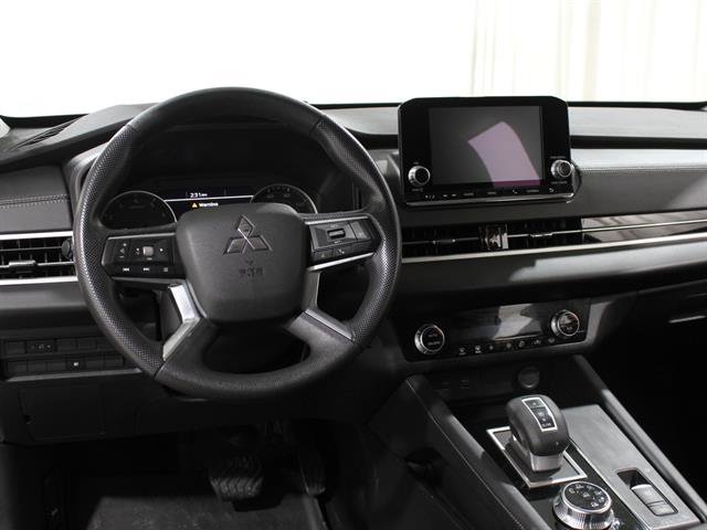 Used 2024 Mitsubishi Outlander ES image 6