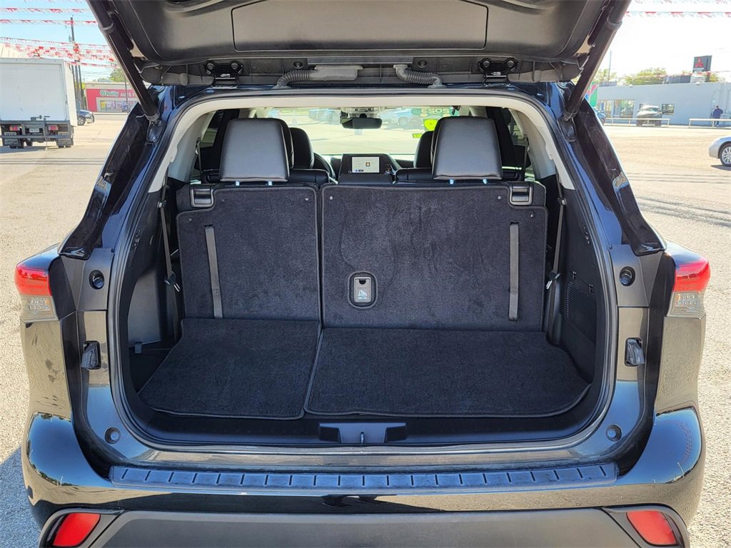 Used 2023 Toyota Highlander XLE image 12