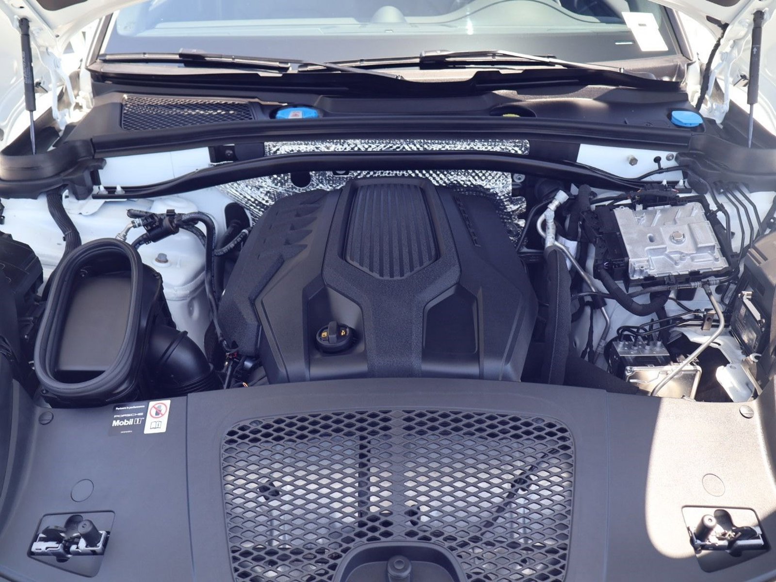 Certified 2025 Porsche Macan AWD/4WD image 26