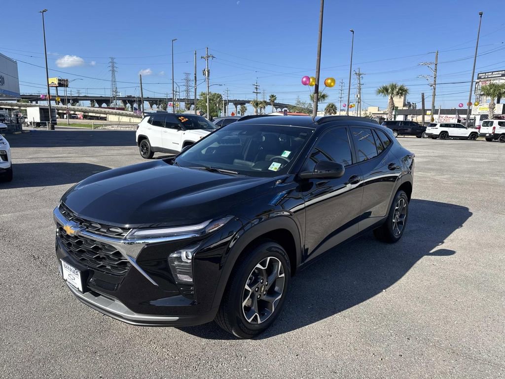 Certified 2025 Chevrolet Trax LT w/ Driver Confidence Package image 3