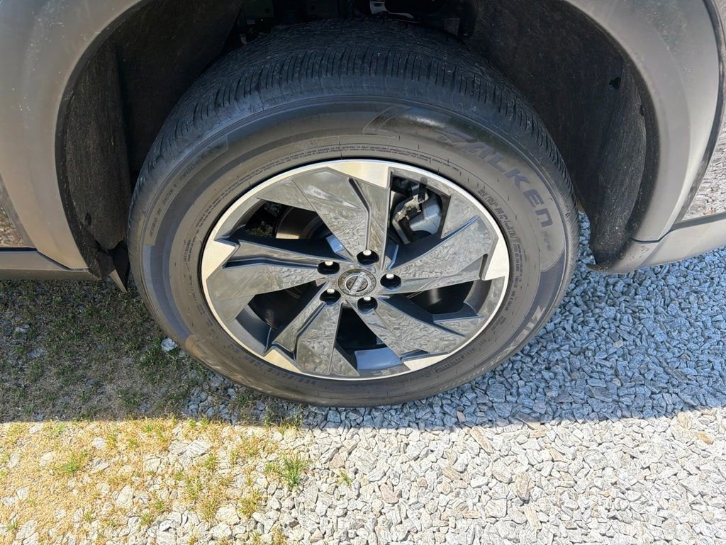 Used 2025 Nissan Rogue SV FWD image 11