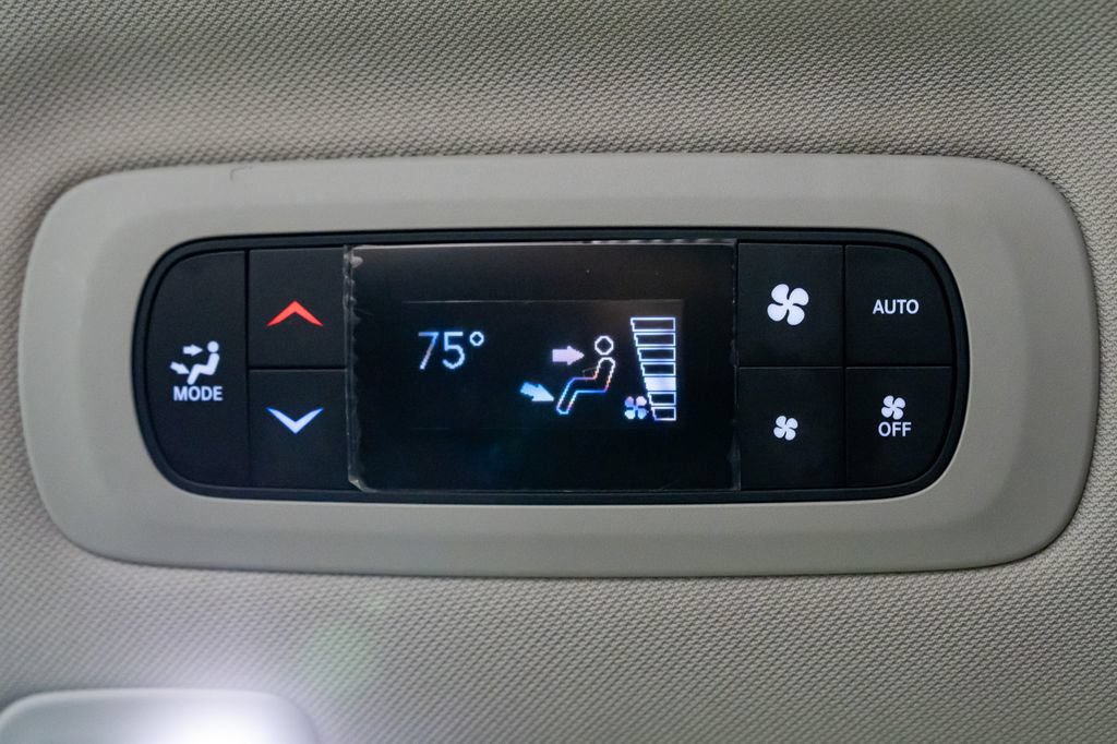 Used 2023 Chrysler Pacifica Limited FWD image 9